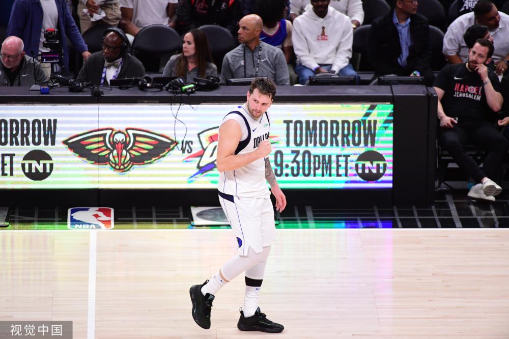 球员下场休 球员下场休